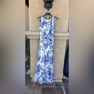 Long white pleated dress with belt